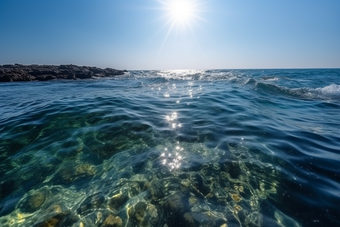 夏日波光粼粼的海面大太阳