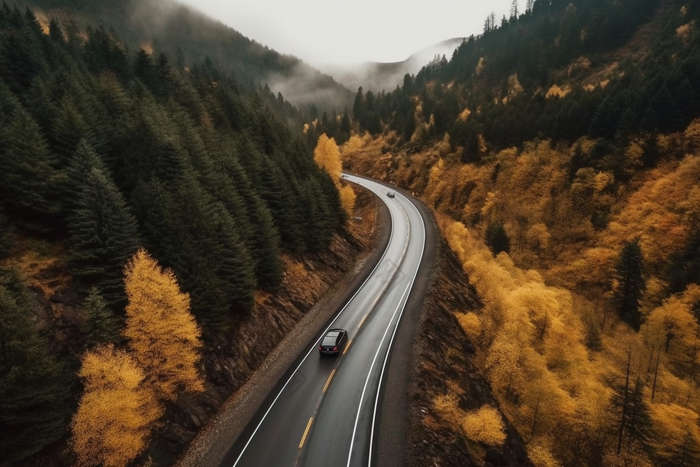 林间行驶的汽车秋天公路