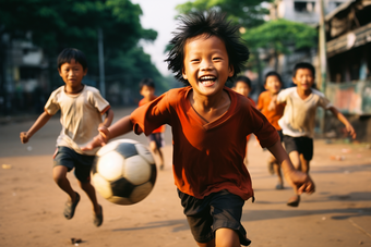 一群孩子在草地上踢足球男孩体育