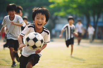 一群孩子在草地上踢足球人物特写