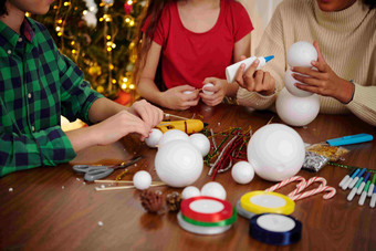 孩子们使雪人聚苯乙烯泡沫塑料球<strong>装修</strong>丝带俗丽的糖果拐杖