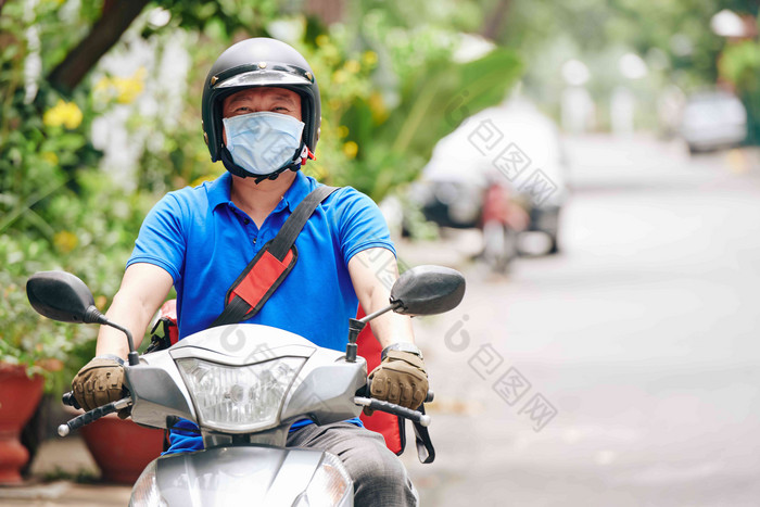 快递头盔医疗面具骑踏板车交付食物客户住首页流感大流行