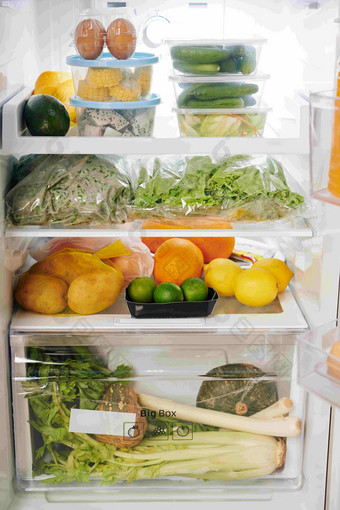 <strong>打开冰箱</strong>完整的食品杂货水果蔬菜绿色鸡蛋健康的吃概念