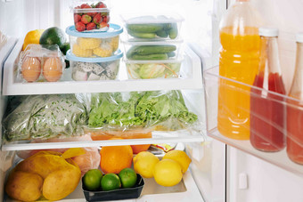 完整的冰箱食品杂货交付柑橘类水果<strong>蔬菜</strong>绿色<strong>货架</strong>上