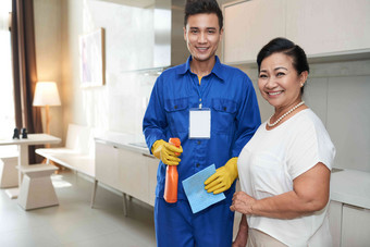 肖像快乐<strong>高级越南</strong>女人清洁服务工人持有洗涤剂纤维素海绵