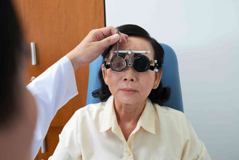 医生可调光学试验镜头框架检查视力高级女人