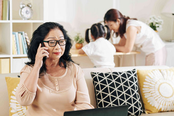 <strong>高级越南</strong>女人眼镜会说话的电话阅读业务文档移动PC屏幕住首页家庭