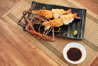 服务美味的煮熟的多刺的龙虾小菜我是酱汁竹子餐巾