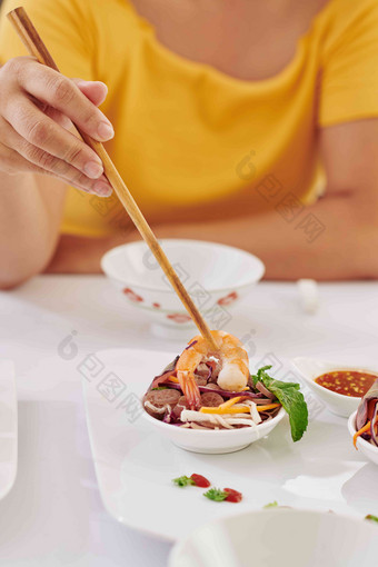女人吃美味的蔬菜沙拉虾自制的沙拉酱开胃菜