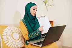 穆斯林女人显示文档编程代码举办网络研讨会学生