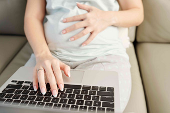 特写镜头图像怀孕了女人新鲜的修指甲工作移动PC首页