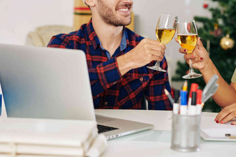 微笑软件开发人员喝香槟的同事完成大项目圣诞节夏娃