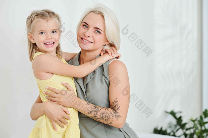 肖像快乐微笑美丽的女人拥抱女儿