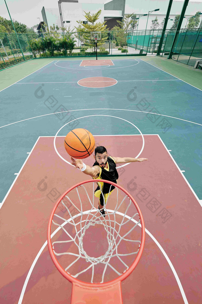 篮球球员跳扔球篮子视图