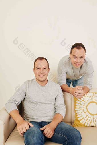 垂直工作室肖像拍摄年轻的成人高加索人<strong>双胞胎兄弟</strong>相机微笑