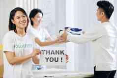 积极的年轻的漂亮的亚洲志愿者工作捐赠中心显示卡