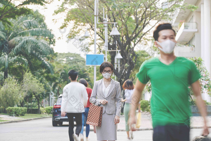 年轻的亚洲女商人走市中心城市医疗面具脸冠状病毒疫情国家