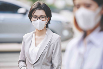 肖像年轻的亚洲业务夫人眼镜穿脸面具走城市防止危险的病毒