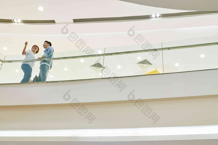 horiozntal低角长拍摄亚洲男人。女人支出免费的时间现代购物购物中心