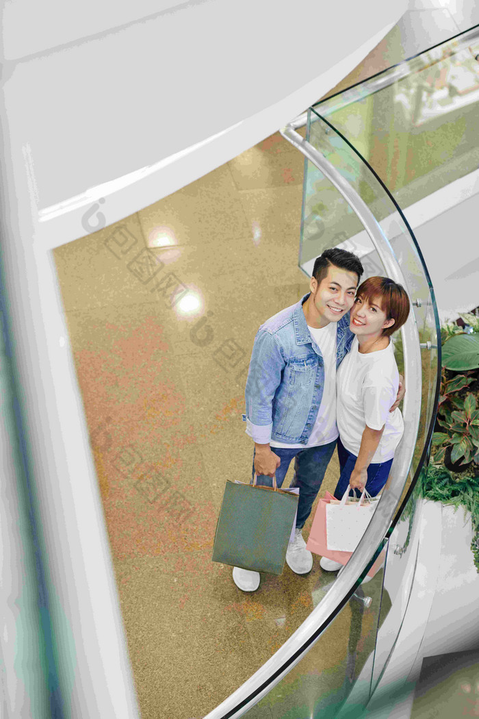 垂直高角肖像拍摄亚洲夫妇站现代购物购物中心相机微笑