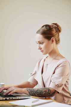 肖像高加索人女人坐着办公室桌子上工作移动PC脸表达式
