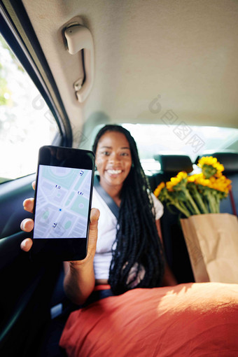 微笑年轻的女人显示智能手机<strong>导航</strong>应用程序骑<strong>城市</strong>