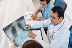胸腔科讨论肺x射线病人团队搜索迹象coronovirus疾病