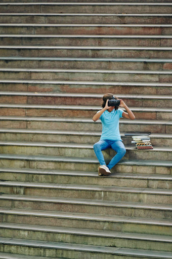 认不出来青少年女学生研究增强现实技术坐着放松楼梯