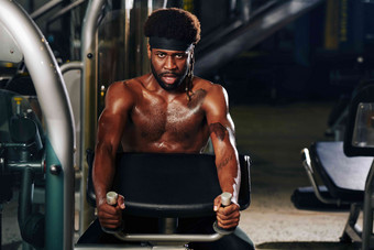 水平肖像运动员加强锻炼健身房相机
