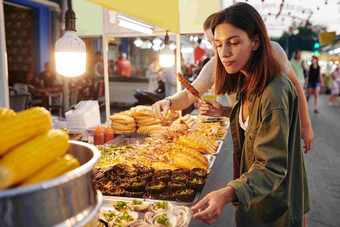 水平拍摄年轻的高加索人夫妇支出晚上亚洲<strong>街</strong>食物市场选择餐