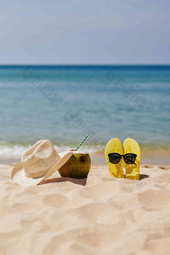 人字拖太阳镜美味的椰子鸡尾酒斯特拉特稻草他海滩