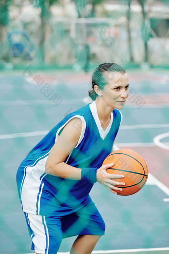 女篮球球员集中游戏享受玩在户外