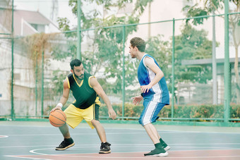 年轻的运动员玩游戏篮球户外法院