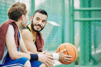 积极的篮球球员听朋友会说话的游戏告诉新闻