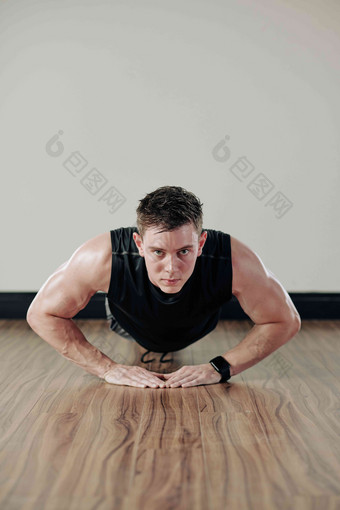 确定<strong>出汗</strong>的强大的运动员心俯卧撑地板上健身房