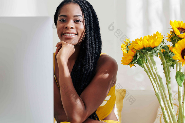 肖像年轻的漂亮的黑色的女人坐着办公室桌子上阅读文章电子邮件电脑屏幕