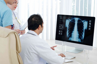 胸腔科助理检查肺x射线病人电脑屏幕