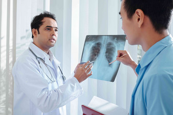 有关医生发现症状危险的疾病肺x射线病人