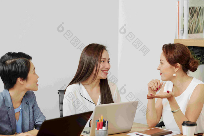 微笑女企业家会议办公室表格讨论项目的想法公司不断进步