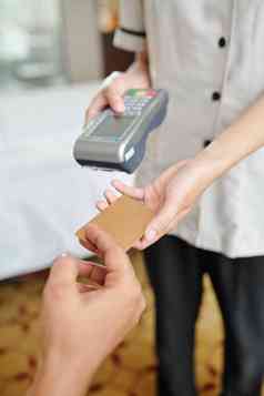 酒店女仆付款终端采取信贷卡接受付款房间服务
