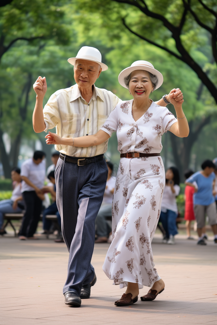 老年人在广场上跳舞舞奶奶