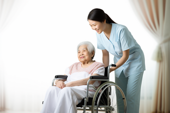 护士照护<strong>轮椅</strong>老人康养病人