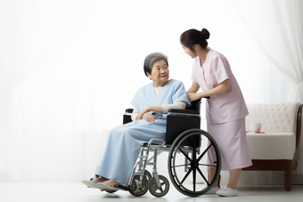 护士照护轮椅老人康养舒适