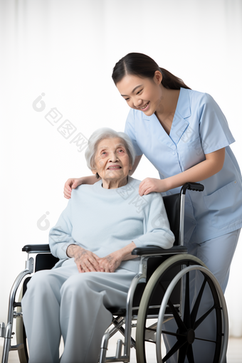 护士照护轮椅<strong>老人</strong>养老康养