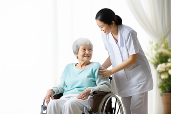 护士照护<strong>轮椅</strong>老人护理疗养院
