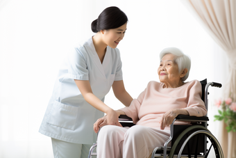 护士照护轮椅老人康养温馨