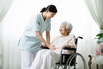 护士照护轮椅老人养老病人