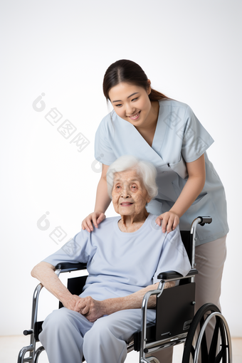 护士照护轮椅老人养老温馨