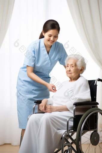 护士照护轮椅老人<strong>康养</strong>护理