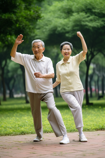 在养老院草地上健身的老人户外活动